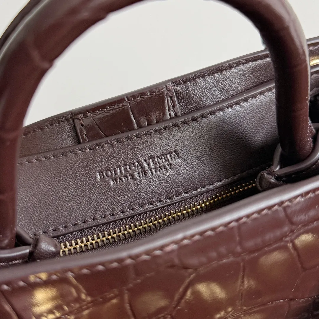 Batch 2880 BOTTEGA VENETA crocodile leather mini andiamo is paired with a four-piece oak hardware set, making the entire bag more layered. As a classic model of the BV family, each innovation brings different surprises to fans. There are three ways to carry it with different makeup. Crocodile skin is called the gold in leather and is famous for its top luxury and rarity. During use, the luster of the crocodile skin will not fade or fade with time. No matter how long it is used, it will still remain new. And because each crocodile skin is different, the effect of each crocodile leather bag is different. Style number: 777614+wood hardware Size: 22*15.5*9cm
